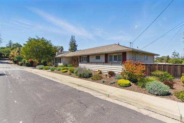 610 De Anza Avenue, San Carlos CA: https://media.crmls.org/mediaz/8ab431ea-ae94-429a-9e82-9af7ac42287a.jpg
