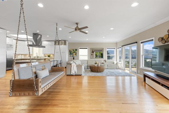 674 Corona Dr, Pacifica CA: https://media.crmls.org/mediaz/8ab474e2-a241-4a1a-bf6e-944c91c13d33.jpg