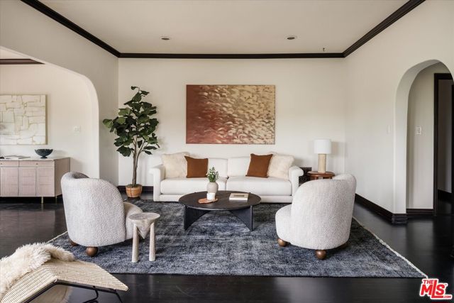 4189 Holly Knoll Drive, Los Angeles CA: https://media.crmls.org/mediaz/8ab49a33-7f1b-4d56-a4c8-4f17cb670396.jpg