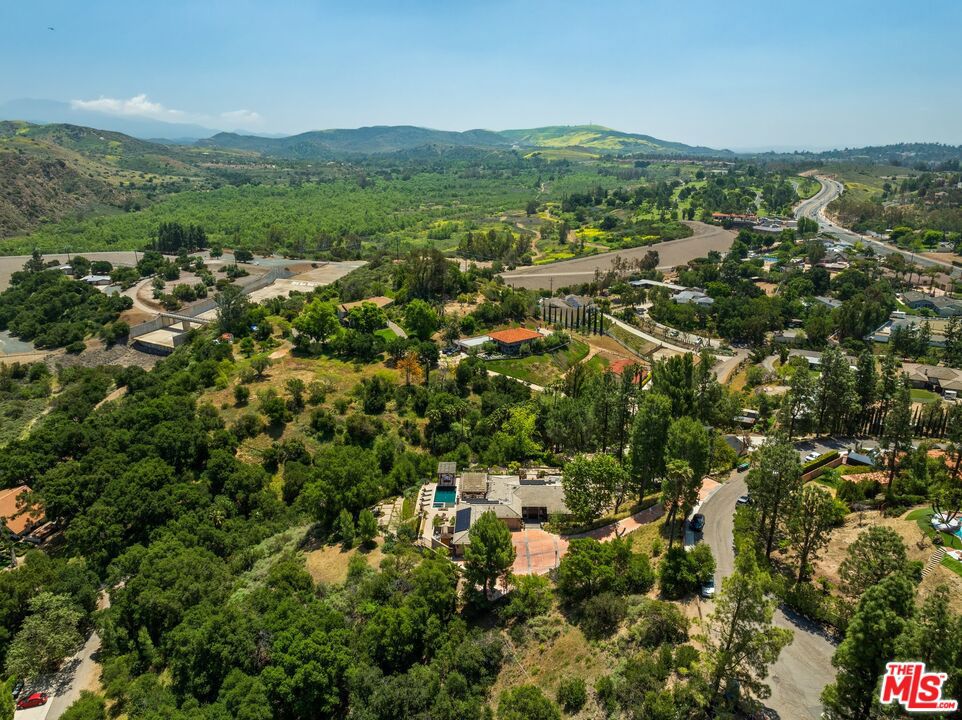 https://media.crmls.org/mediaz/8ab59ca5-807f-4397-9df0-1d8747f7005a.jpg?preset=X-Large