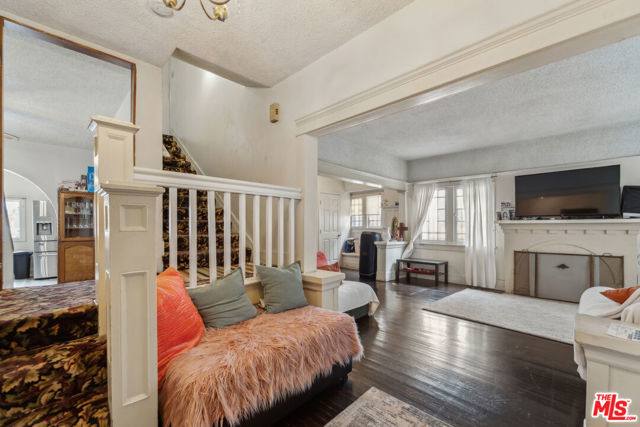 1946 S La Salle Avenue, Los Angeles CA: https://media.crmls.org/mediaz/8ab5fd68-92d5-4a8b-bb6c-f11e662ebca3.jpg