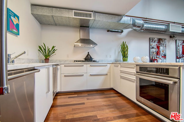 1046 Princeton Drive, Venice CA: https://media.crmls.org/mediaz/8ab68ea0-3ca7-439e-b239-ef8384043835.jpg
