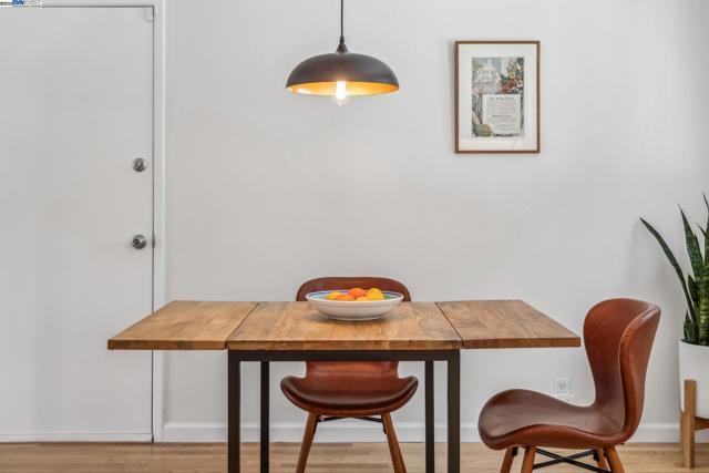 1233 Broadway, Alameda CA: https://media.crmls.org/mediaz/8ab87dfb-fc29-4c21-9d15-e73ff317b613.jpg