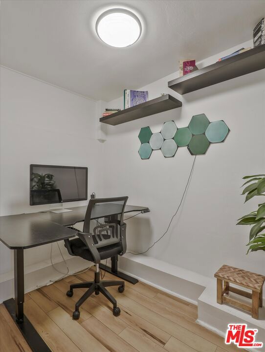 6921 Paseo Del Serra Drive, Los Angeles CA: https://media.crmls.org/mediaz/8ab93f7d-a2c4-4e27-9bef-15269fae5da4.jpg