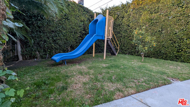 4925 W 20th Street, Los Angeles CA: https://media.crmls.org/mediaz/8aba0ebf-6469-4f59-95ed-22119dc7d8bb.jpg