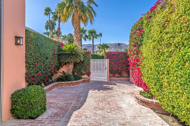 46640 Amir Drive, Palm Desert CA: https://media.crmls.org/mediaz/8aba2c1c-2477-4b37-823c-743987a50561.jpg