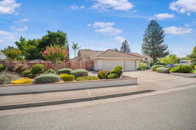17157 Heatherwood Way, Morgan Hill CA: https://media.crmls.org/mediaz/8aba8e93-d273-490b-a13b-dfdc41213445.jpg