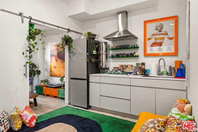 407 Rialto Avenue, Venice CA: https://media.crmls.org/mediaz/8abadb6b-645a-4c28-b56f-c414d8054af1.jpg