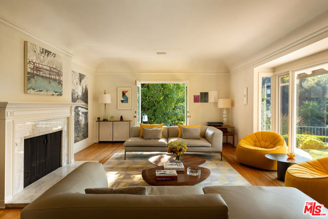 3818 Hollyline Avenue, Sherman Oaks CA: https://media.crmls.org/mediaz/8abbc4d3-9059-4c6c-b41b-58b6fd47149d.jpg