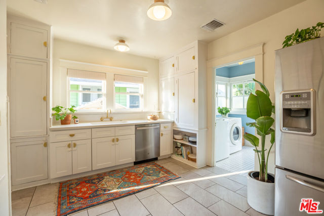 732 N Toledo Walk, Long Beach CA: https://media.crmls.org/mediaz/8abc2cd0-ded4-43cb-9b0e-f3144dcefe08.jpg