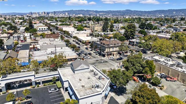 1321 Webster St, Alameda CA: https://media.crmls.org/mediaz/8abd003f-b266-4772-9f08-baa8e1fe15aa.jpg