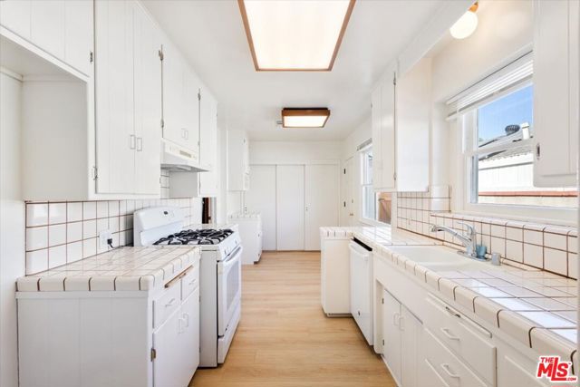 12848 Tiara Street, Valley Village CA: https://media.crmls.org/mediaz/8abd079e-0741-4e14-b463-e93096b305b6.jpg