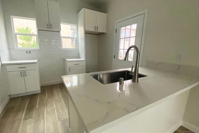 2104 Diamond St, San Diego CA: https://media.crmls.org/mediaz/8abd131d-a784-4b5d-a635-191c75d0af30.jpg