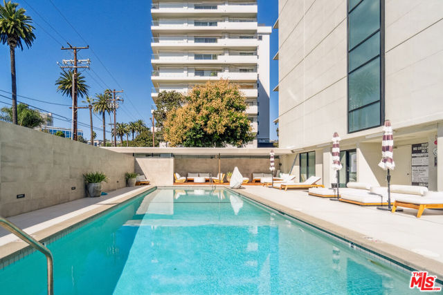 818 N Doheny Drive, West Hollywood CA: https://media.crmls.org/mediaz/8abd67f7-947b-4ddd-82d1-bfe17ff5523e.jpg
