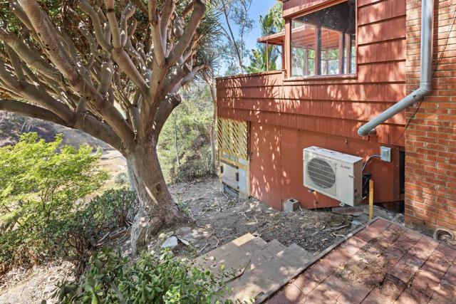 415 W Nutmeg St, San Diego CA: https://media.crmls.org/mediaz/8abdcae0-335d-423d-a13c-a801d59a52ac.jpg