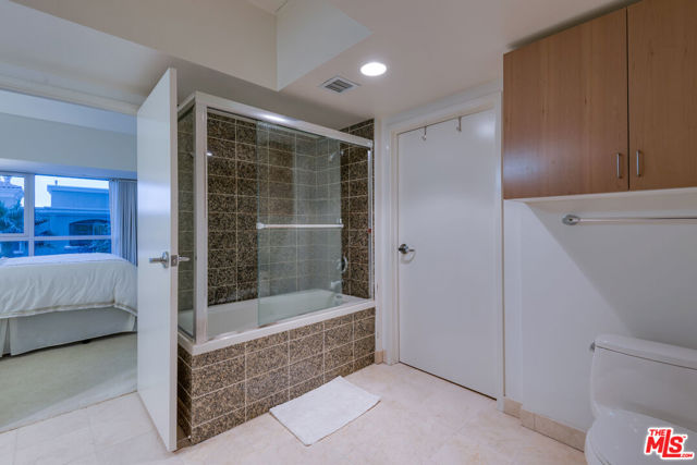 13700 MARINA POINTE Drive, Marina del Rey CA: https://media.crmls.org/mediaz/8abdfb44-882c-42c8-80b7-c42d674dec31.jpg