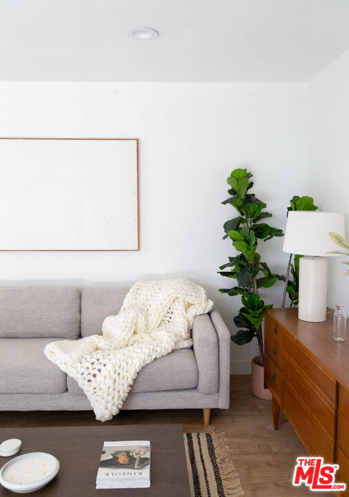 4938 Rosewood Avenue, Los Angeles CA: https://media.crmls.org/mediaz/8ac0092b-5fd2-41a3-913d-d649edb98737.jpg