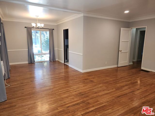 127 N Clark Drive, Beverly Hills CA: https://media.crmls.org/mediaz/8ac01a79-db73-410b-b4fa-5d2c7e547271.jpg