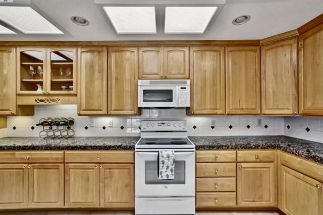 2217 Ptarmigan Dr, Walnut Creek CA: https://media.crmls.org/mediaz/8ac0279b-77b9-43f6-b4da-bc4ff9f8820e.jpg