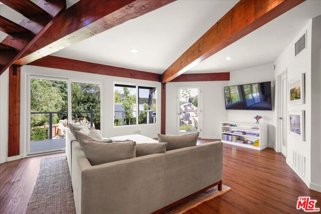 1746 Deerhill Trail, Topanga CA: https://media.crmls.org/mediaz/8ac137e5-d5c6-45e8-a98d-006389f91271.jpg