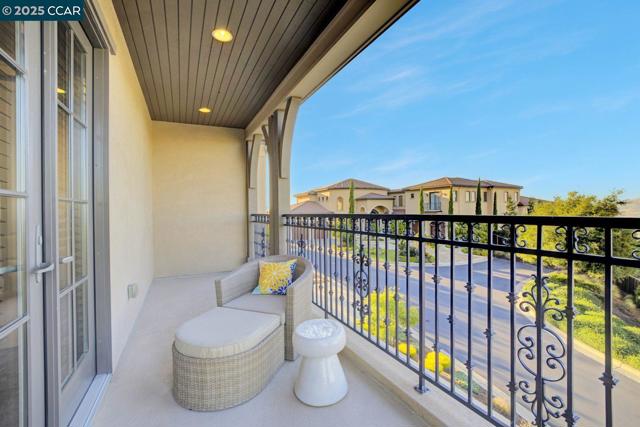 131 Wittenham Ct, San Ramon CA: https://media.crmls.org/mediaz/8ac16057-396c-4342-b924-2cb6e3be0751.jpg