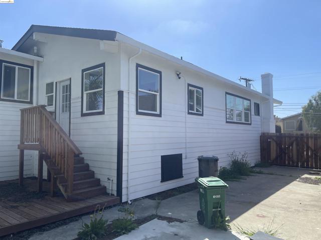 950 39Th St, Oakland, California 94608, 2 Bedrooms Bedrooms, ,2 BathroomsBathrooms,Single Family Residence,For Sale,39Th St,41057229