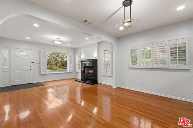 2126 Selby Avenue, Los Angeles CA: https://media.crmls.org/mediaz/8ac1ef83-a1a5-4506-89fe-577af6fdb306.jpg