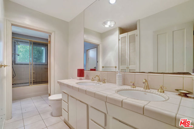 5025 Delita Place, Woodland Hills CA: https://media.crmls.org/mediaz/8ac22688-21bd-440b-a227-282431af9256.jpg