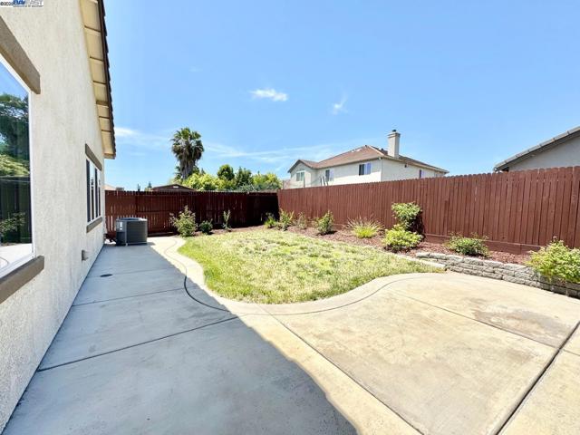 597 Pendragon St, Manteca CA: https://media.crmls.org/mediaz/8ac3105e-a5b5-4239-aa36-104e0390b6e8.jpg