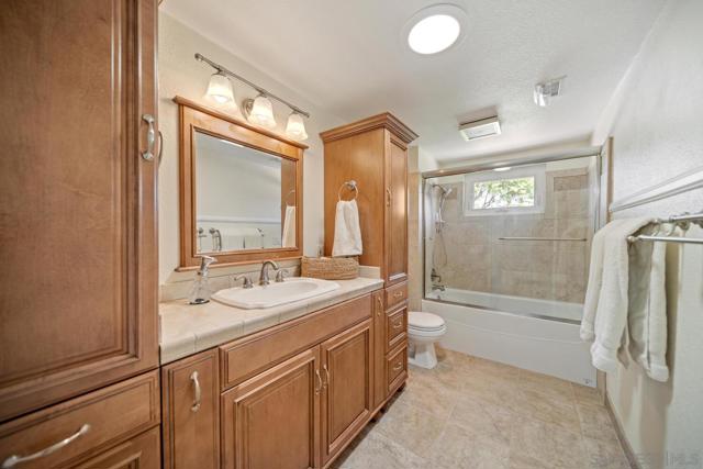 1654 Palomino Ln, Escondido CA: https://media.crmls.org/mediaz/8ac34b61-1b4c-4fa2-9615-3076cf73f4e7.jpg