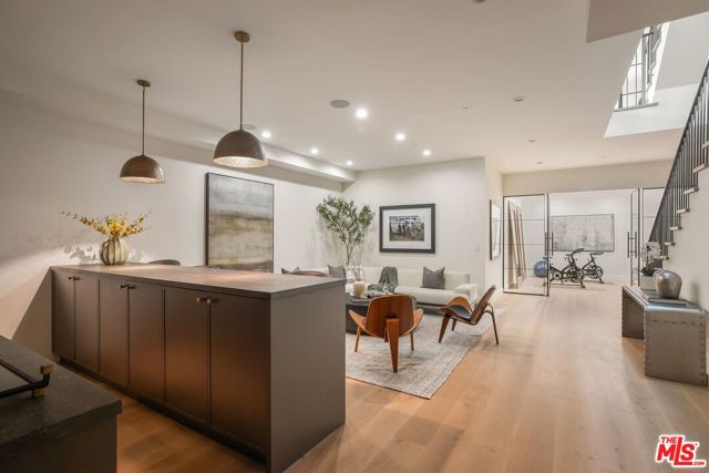 3935 Rhodes Avenue, Studio City CA: https://media.crmls.org/mediaz/8ac56d86-f205-4b02-a01d-70a2a80bde64.jpg