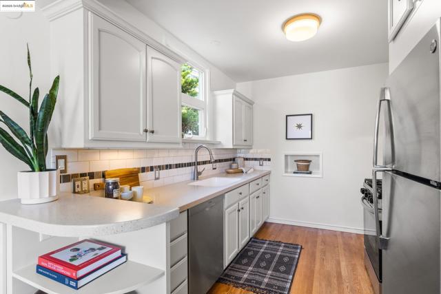 1420 Catherine Dr, Berkeley CA: https://media.crmls.org/mediaz/8ac590fe-4337-49a1-b73a-78a84566075b.jpg