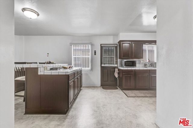 2463 Easy Avenue, Long Beach CA: https://media.crmls.org/mediaz/8ac59298-a912-4cfe-a1bb-8fa5e8fb0e7d.jpg