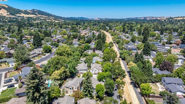 1687 Silverwood Ct, Danville CA: https://media.crmls.org/mediaz/8ac60697-54a4-4e53-bd92-f91eee9eb47c.jpg