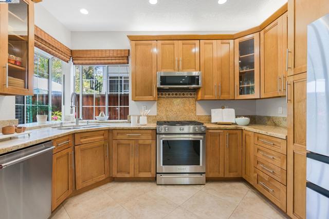 5373 Shamrock Cmn, Fremont CA: https://media.crmls.org/mediaz/8ac63d6b-71b1-4fa7-bd15-690c874bb57f.jpg