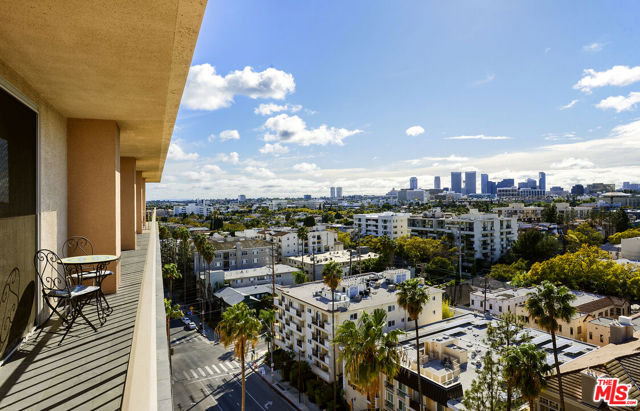 100 S Doheny Drive, Los Angeles CA: https://media.crmls.org/mediaz/8ac6763d-3a9a-418f-a046-3ef5556eee39.jpg