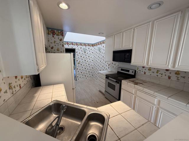 7551 Rainswept Ln, San Diego CA: https://media.crmls.org/mediaz/8ac6dd33-24e9-490d-82e0-45fcd9030294.jpg