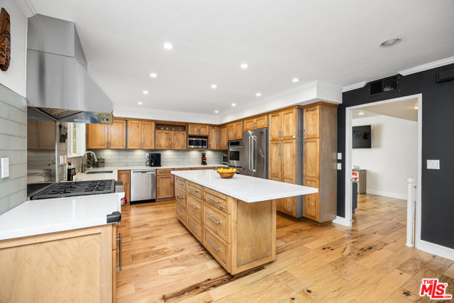 22518 Jameson Drive, Calabasas CA: https://media.crmls.org/mediaz/8ac6ddd2-1aa3-4809-91ff-683270a51ad7.jpg
