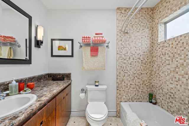 17 20th Avenue, Venice CA: https://media.crmls.org/mediaz/8ac72f58-f43d-4991-945e-14c3d2342cd4.jpg