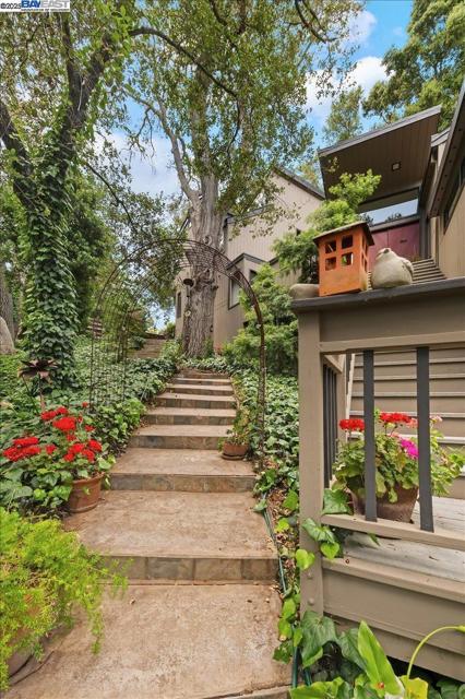 391 Oak Ln, Pleasanton CA: https://media.crmls.org/mediaz/8ac74703-ce13-4c2c-8222-ee9d5a962250.jpg