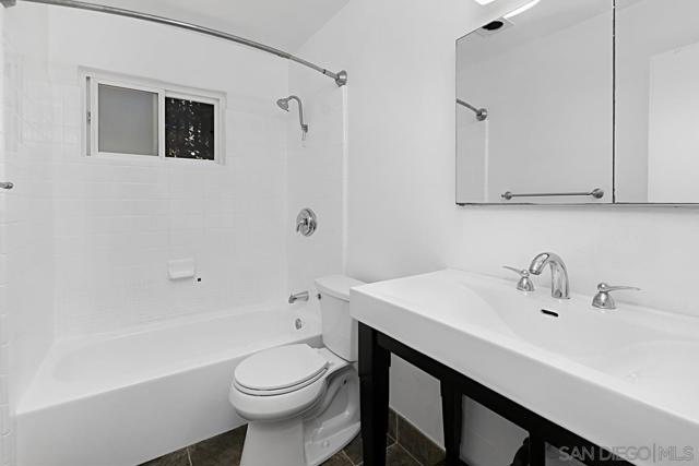 4750 Noyes St, San Diego CA: https://media.crmls.org/mediaz/8ac7bf7d-4e6f-4396-856e-323e8d4acf54.jpg