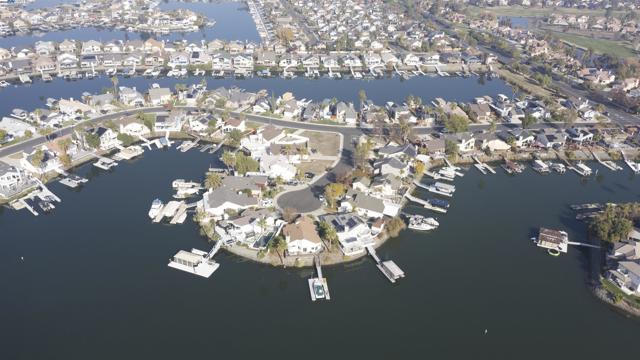 2256 Cove Ct, Discovery Bay CA: https://media.crmls.org/mediaz/8ac80e4c-14ec-4098-b240-c15c42a10523.jpg
