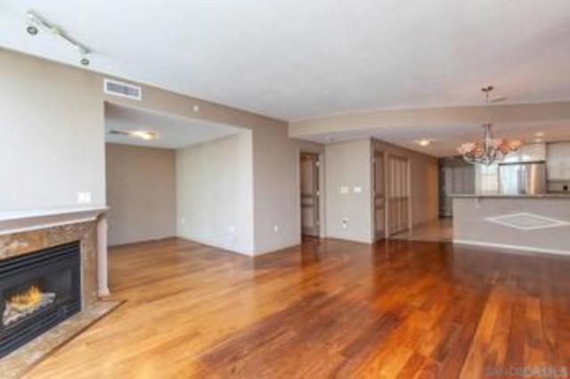 555 Front St, San Diego CA: https://media.crmls.org/mediaz/8ac86ba8-cc48-4896-9c92-3f01616c4a1c.jpg