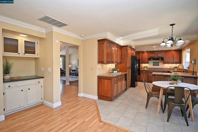 5091 Saint Celestine Ct, Concord CA: https://media.crmls.org/mediaz/8ac8ad2b-8789-47f9-a65d-6c21c640cd85.jpg