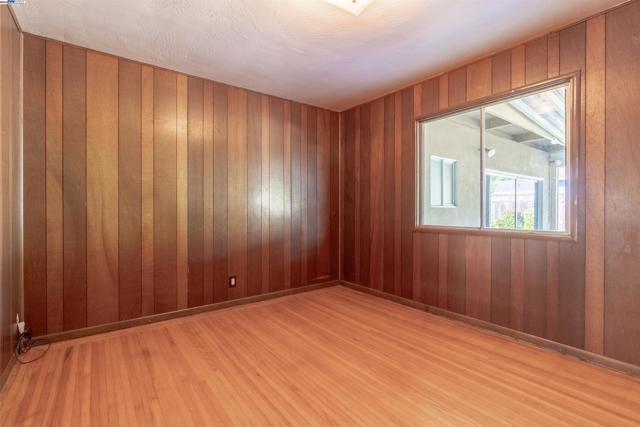 Image 18 of 25 For 15204 Norton St