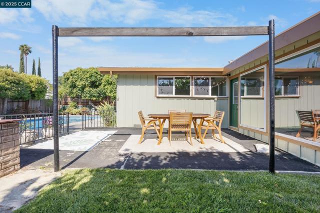 51 Gilrix Dr, Martinez CA: https://media.crmls.org/mediaz/8ac8c942-ccb3-4b8c-9b99-e82035c9739d.jpg