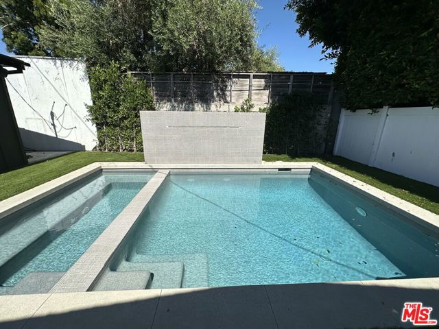 622 N La Jolla Avenue, Los Angeles CA: https://media.crmls.org/mediaz/8ac98d97-1459-43f1-a95c-13ffb6b6eafa.jpg
