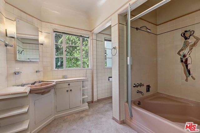 1591 Sunset Plaza Drive, Los Angeles CA: https://media.crmls.org/mediaz/8aca1d35-5e2a-45d5-82e4-2267c818e113.jpg