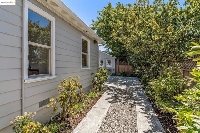 1708 Derby St, Berkeley CA: https://media.crmls.org/mediaz/8acbed28-bbd0-4c6f-b54a-045b51561a80.jpg