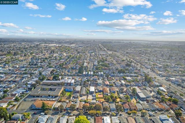 7447 Lockwood St, Oakland CA: https://media.crmls.org/mediaz/8acc0960-8e23-4334-86c5-558eb2745115.jpg